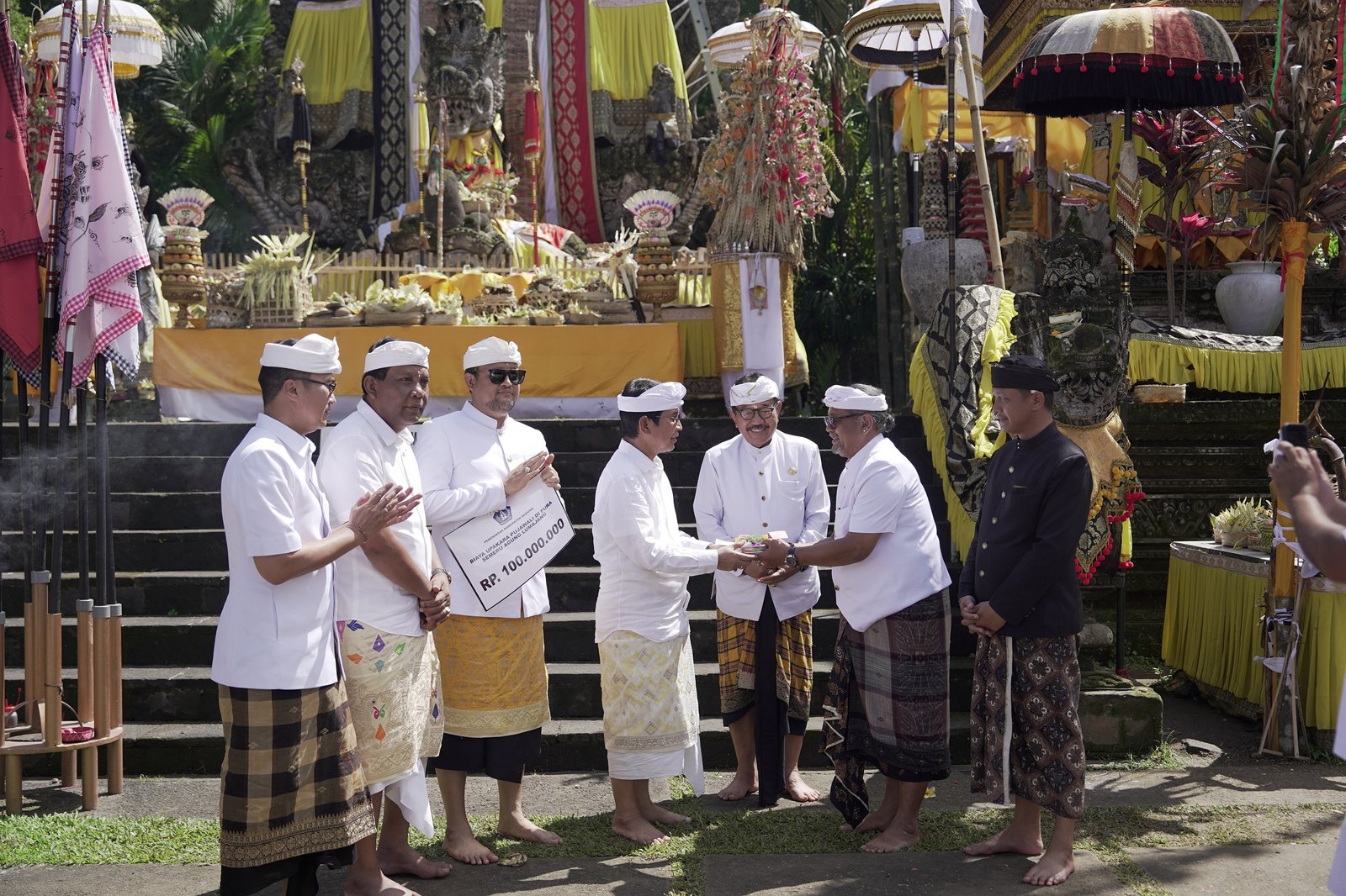 Pemkab Badung Mepunia di Pura Mandhara Giri Semeru Agung